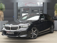 BMW 5-serie Touring - 530e M Sport | 300PK | Pano | HarmanKardon | 360° | HUD | 530e Touring M Sport 300 PK Plug