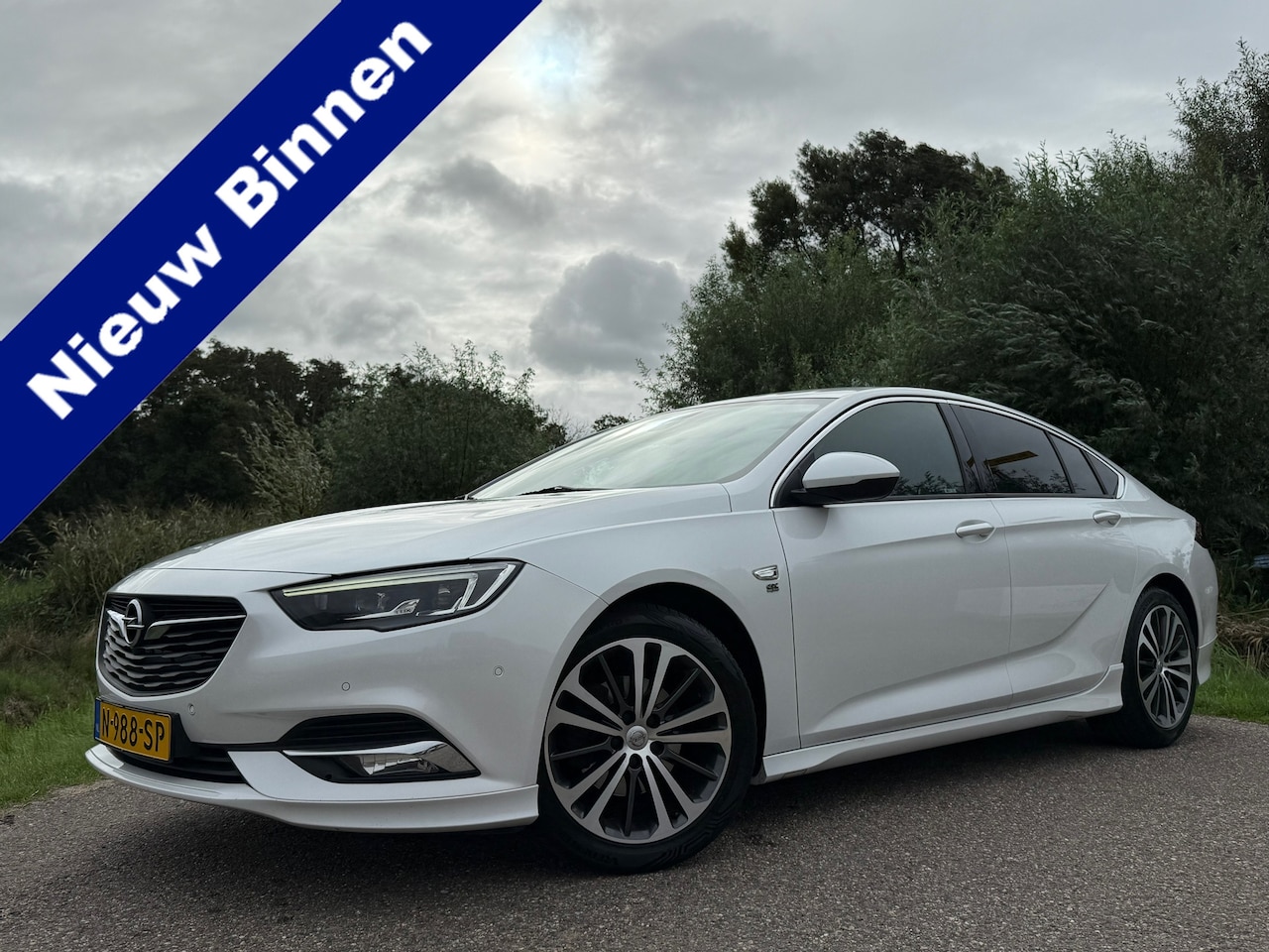 Opel Insignia Grand Sport - 1.5 Turbo OPC Line Automaat | Leder | 18" Velgen | Camera | Trekhaak | Navi | Stoelverwarm - AutoWereld.nl