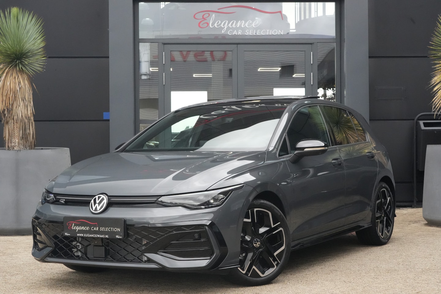 Volkswagen Golf - 1.5 eTSI R-Line Edition | 150 PK | DSG | PANO | 360° CAMERA | LED | ACC Sportief, modern e - AutoWereld.nl