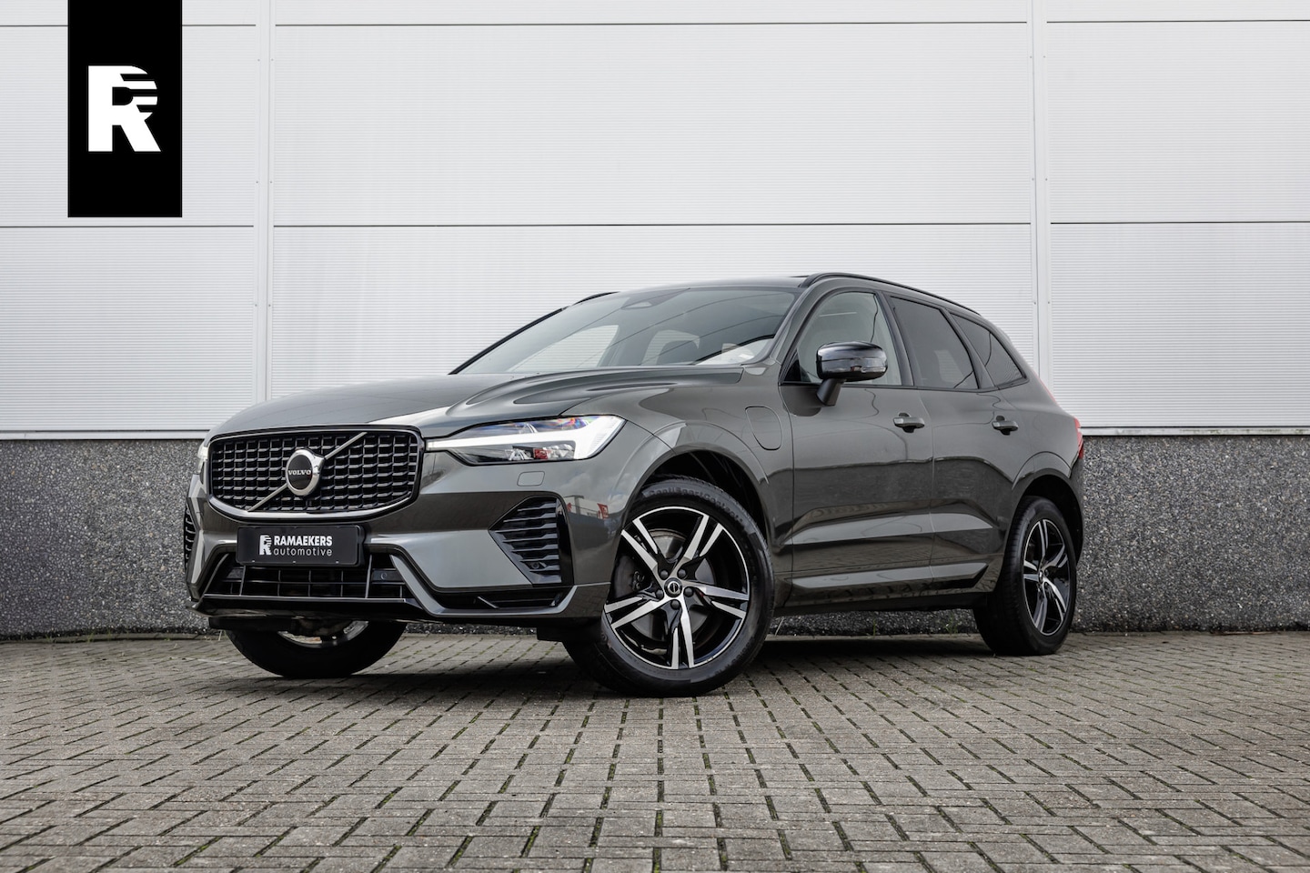 Volvo XC60 - 2.0 Recharge T6 AWD R-Design Pano / Harman Kardon / Trekhaak / Pine Grey / - AutoWereld.nl