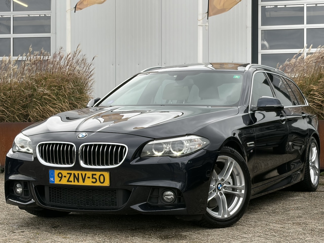 BMW 5-serie Touring - 520i Executive 184pk | M Sportpakket | Bi-xenon koplampen | Cruise control | Elektrisch gl - AutoWereld.nl