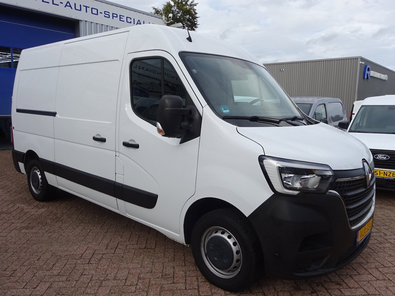 Renault Master - T35 2.3 dCi 135 L2H2 Comfort Groot NAVI AIRCO TREKHAAK ZEER NETJES - AutoWereld.nl