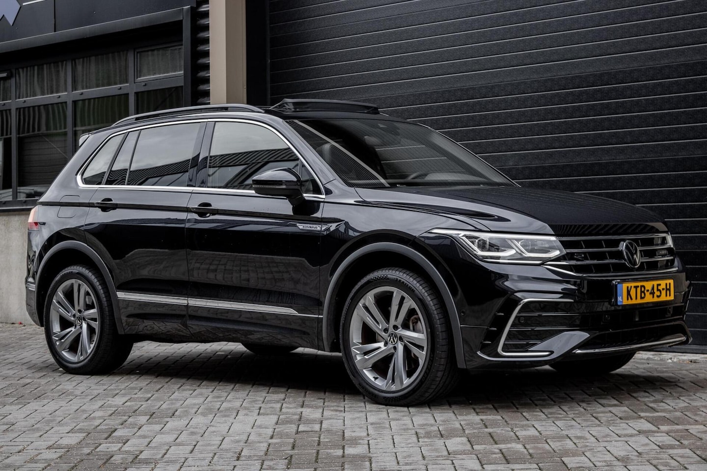 Volkswagen Tiguan - 1.4 TSI eHybrid R-Line | PANO | IQ-LIGHT | ADAPTIVE | 245PK - AutoWereld.nl