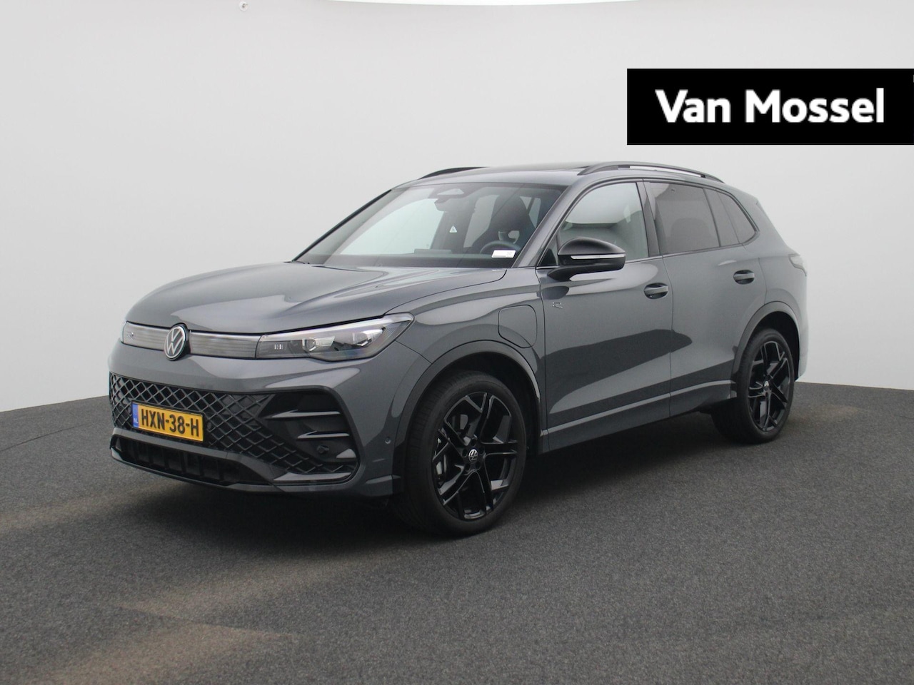 Volkswagen Tiguan - 1.5 eHybrid R-Line Edition 204 PK| Origineel Nederlands | 1e Eigenaar | Panoramdak | Navig - AutoWereld.nl