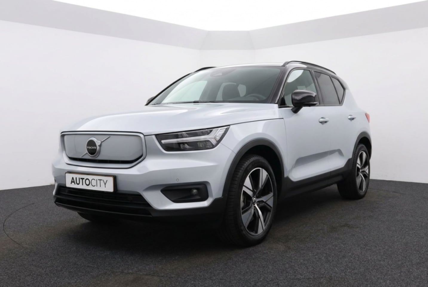 Volvo XC40 - Recharge P8 AWD R-Design 408PK | Pano | Harman Kardon | Trekhaak | 360° | Winterpakket - AutoWereld.nl