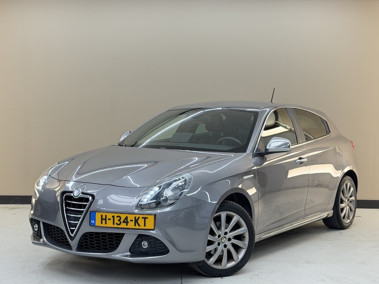 Alfa Romeo Giulietta - 1.4 T Distinctive 1.4 T Distinctive, 120Pk, 2011, Sport pakket, 4 seizoenenbanden, Climate control, Cruise c - AutoWereld.nl