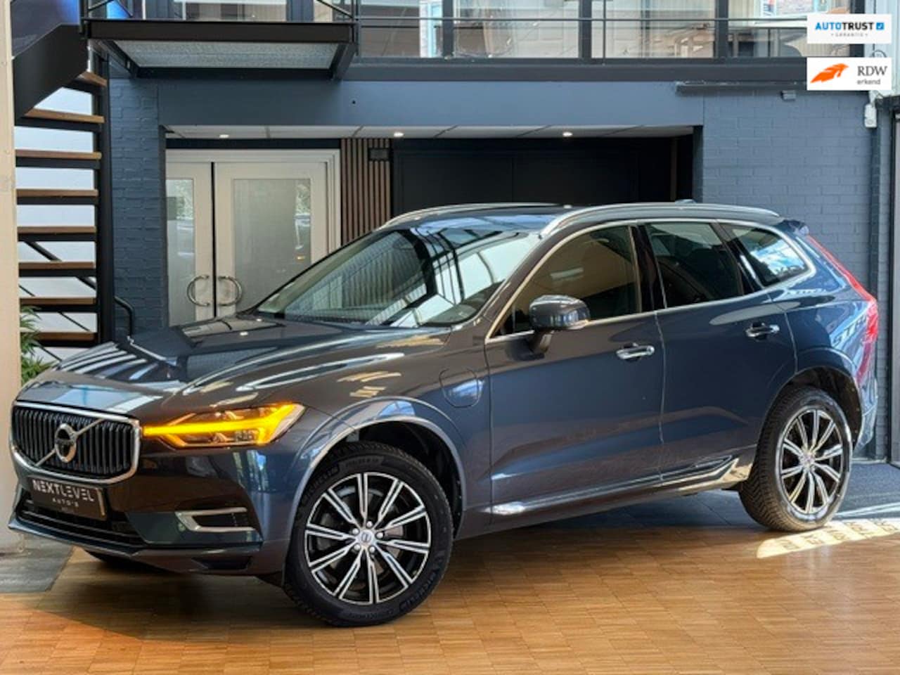 Volvo XC60 - 2.0 T8 AWD Inscription Pano 360 Luchtvering Trekhaak Stoelventilatie - AutoWereld.nl