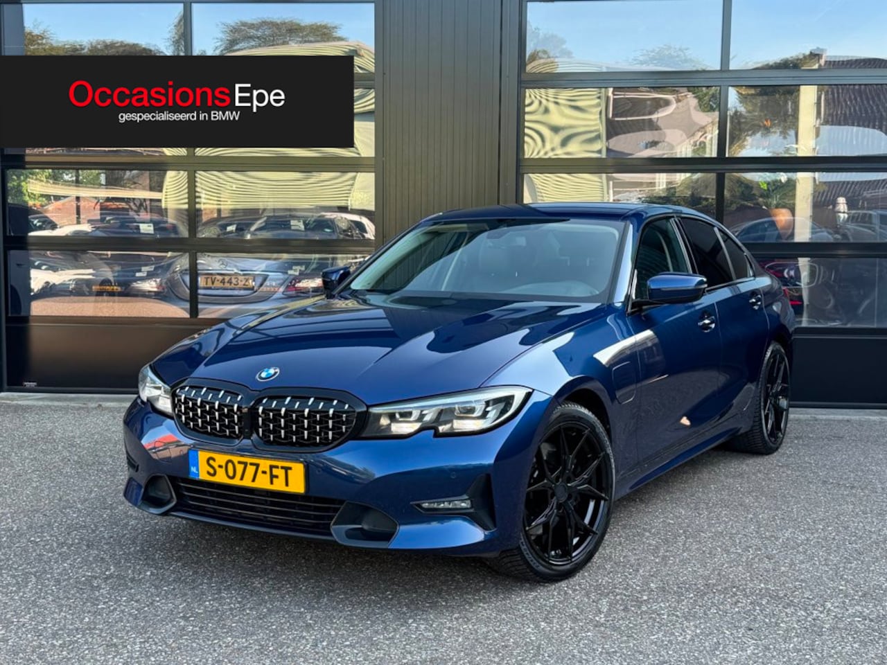 BMW 3-serie - 330e SportLine Shadowline Mediterranblau - AutoWereld.nl