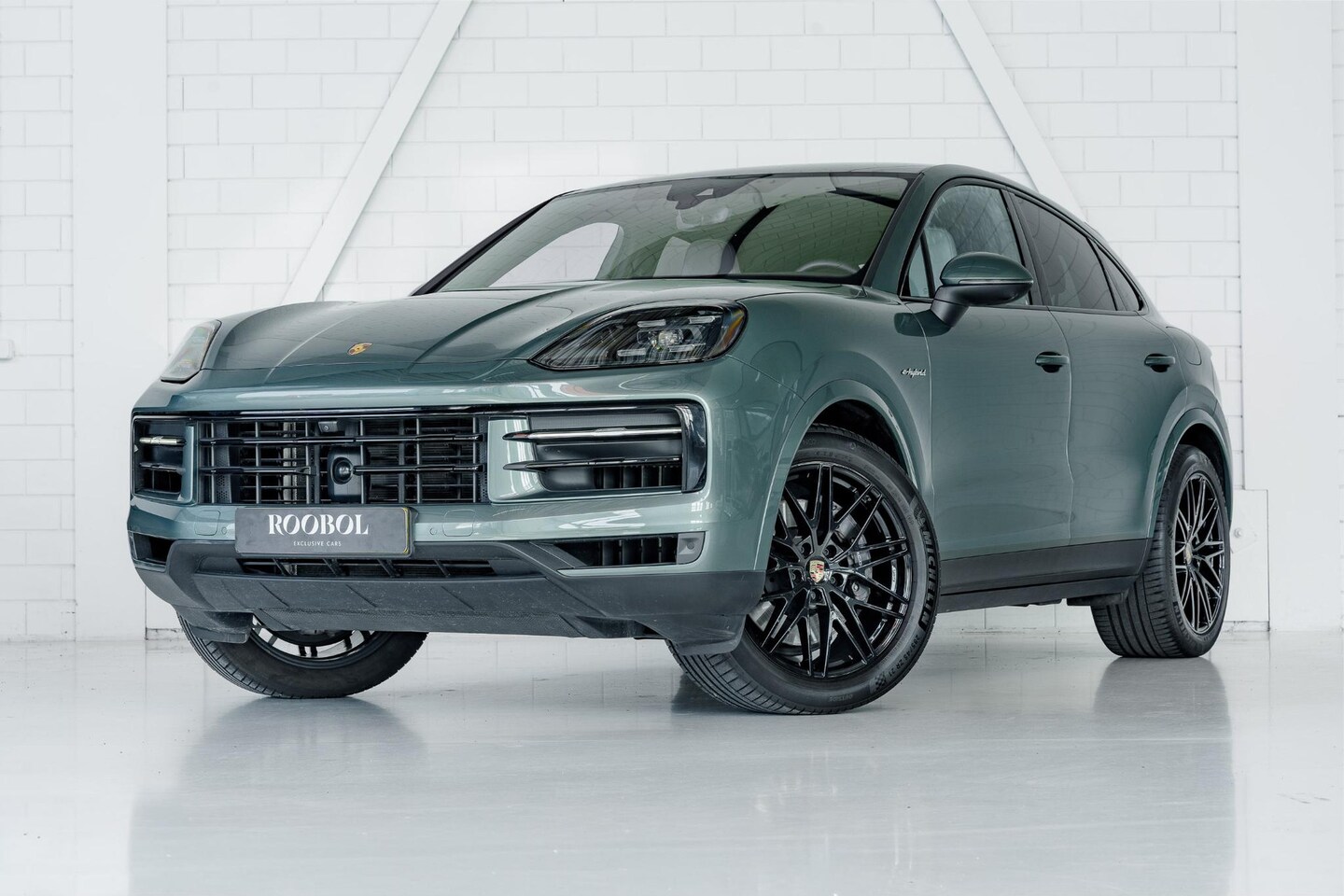 Porsche Cayenne Coupé - E-Hybrid l PTS Malachite Green l Porsche Exclusive interieur - AutoWereld.nl