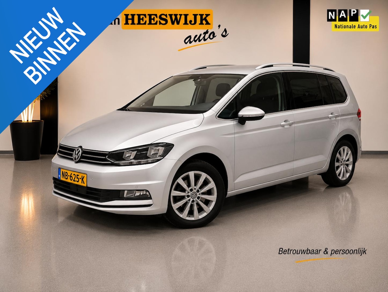 Volkswagen Touran - 1.4 TSI Connected Series Pdc | Lmv | Panoramadak | Trekhaak | Keyless - AutoWereld.nl