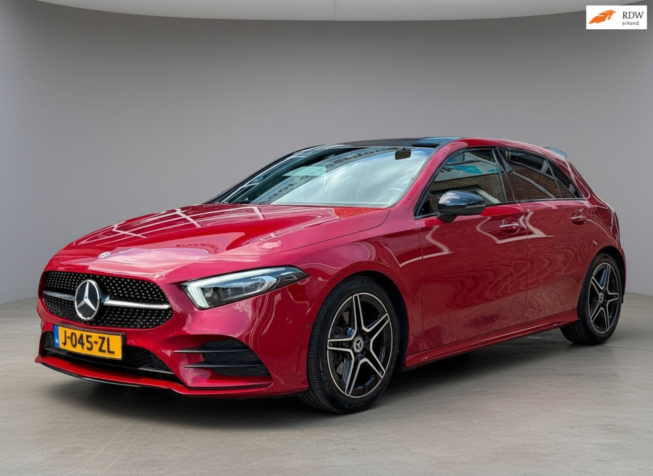 Mercedes-Benz A-klasse - 180 Business Solution AMG 180 Business Solution AMG, Navi, Cruise, panodak, sportstoelen + mem - AutoWereld.nl