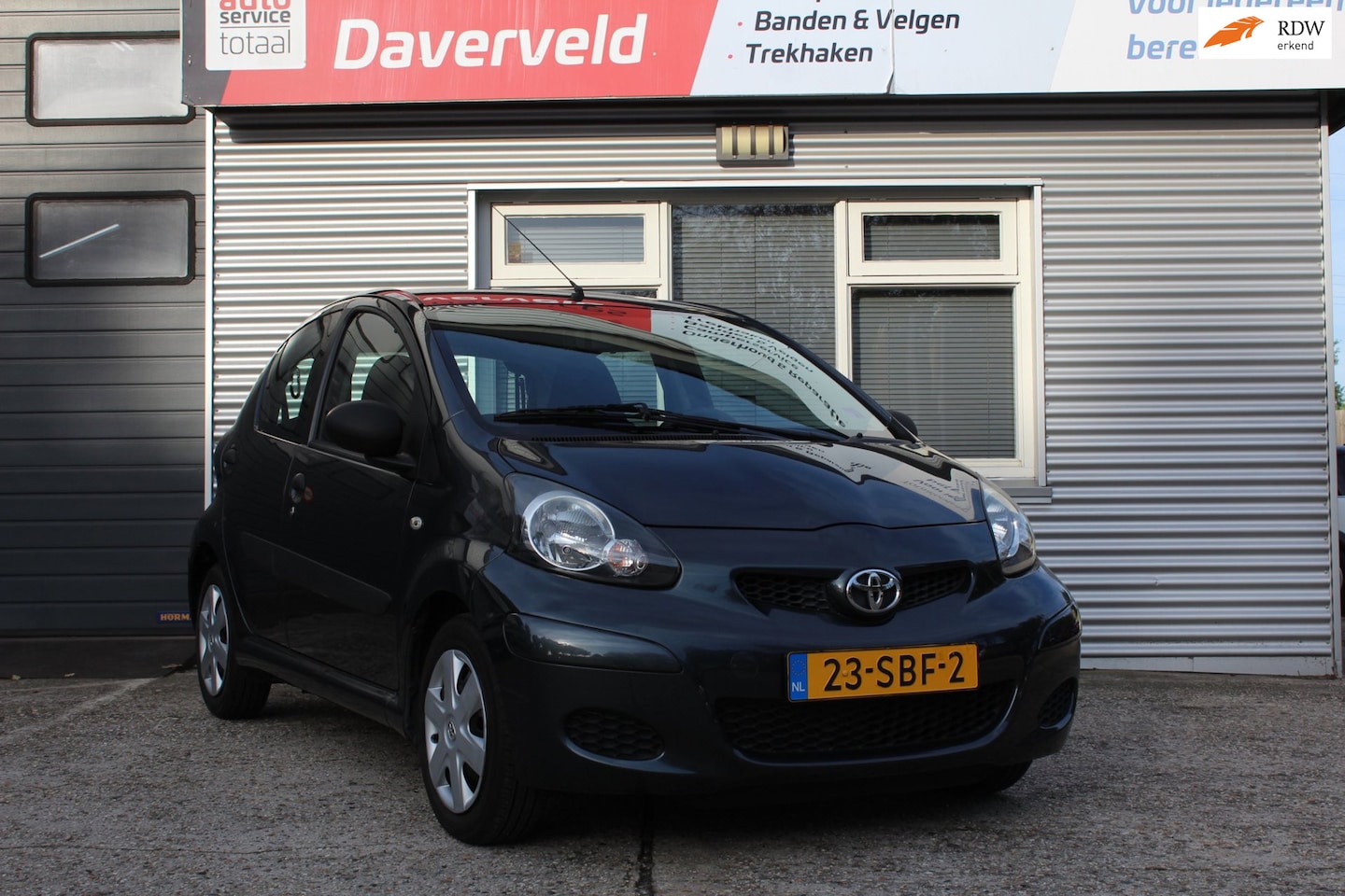Toyota Aygo - 1.0-12V Now 5-deurs 63dkm! nap, boekjes, 2x sleutel, nl-auto, nieuwe apk en onderhoudsbeur - AutoWereld.nl