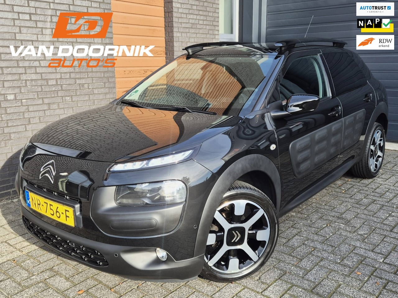 Citroën C4 Cactus - 1.2 PureTech Shine Navigatie/Airco/Panoramadak/Distributieriem vervangen! - AutoWereld.nl