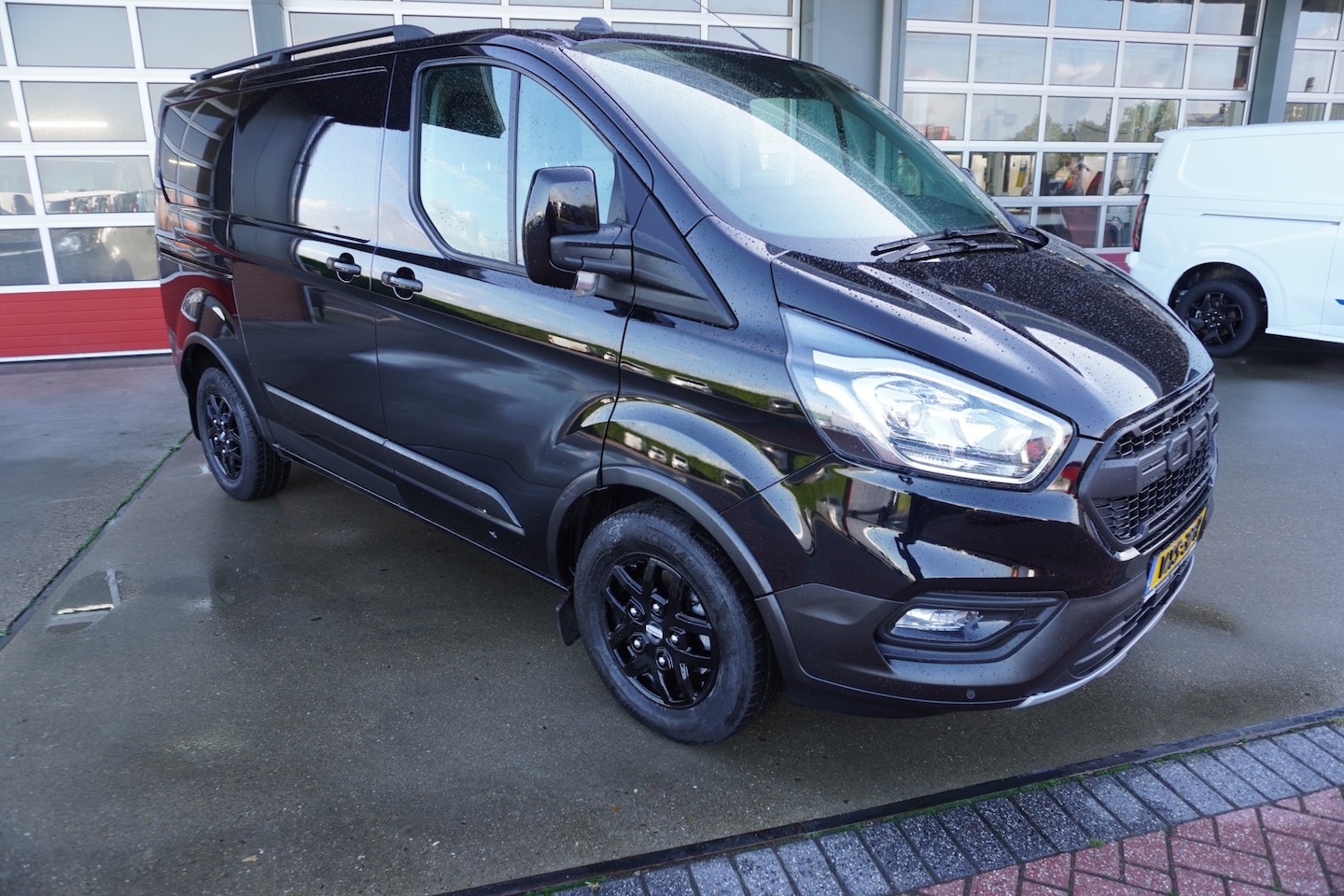 Ford Transit Custom - 300 2.0 TDCI 130pk L1H1 Trail Raptor grill /  Leren bekeleding - AutoWereld.nl