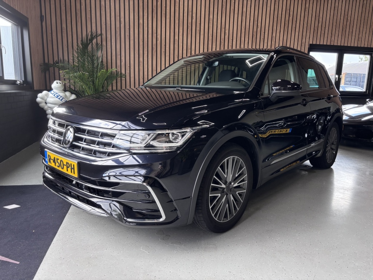 Volkswagen Tiguan - 1.5 TSI R-LINE/IQ.LIGHT/TREKHAAK/STUURVERWARMING - AutoWereld.nl