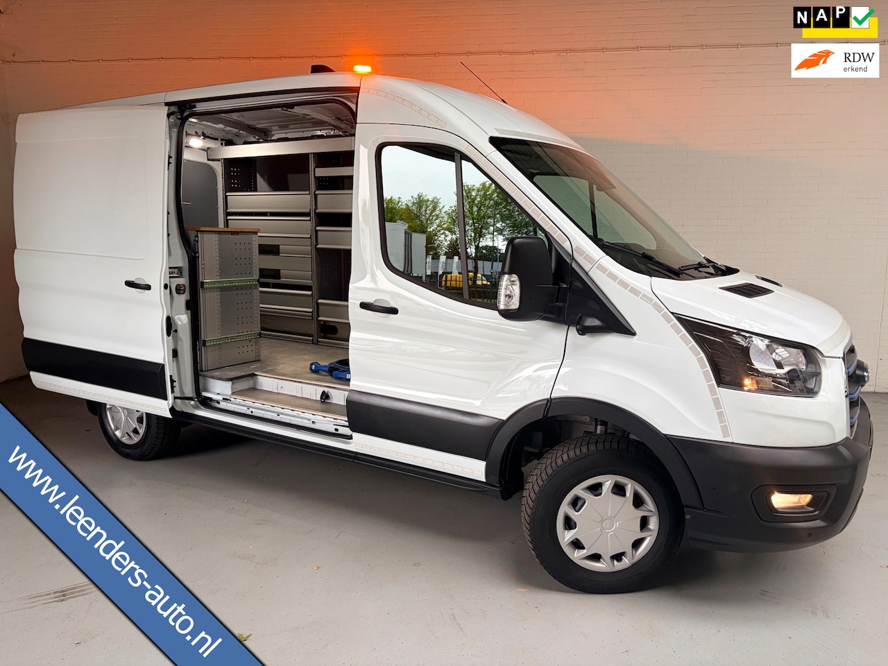 Ford E-Transit - SERVICEWAGEN ELEKTRISCH AUTOMAAT 350 L2H2 Trend 68 kWh BOTT INRICHTING, V230 OMVORMER, RIJ - AutoWereld.nl
