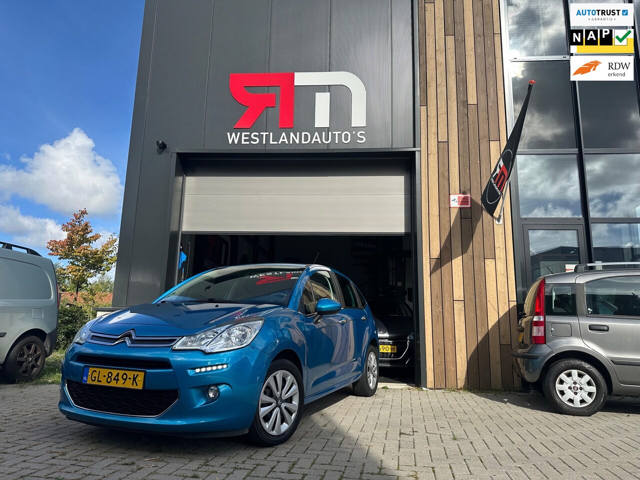 Citroën C3 - 1.2 PureTech Collection/ZUINIG/climaat-control/Navi/Isofix/2 sleutels/parking-sensoren/bom - AutoWereld.nl