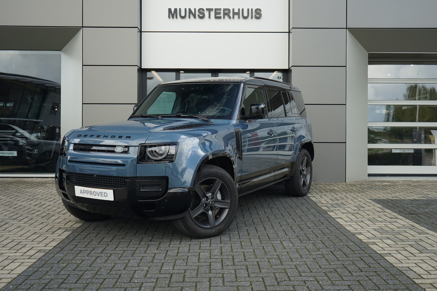 Land Rover Defender 110 - 2.0 P300e 110 X-Dynamic SE | Verwarmde voorstoelen | Meridian | - AutoWereld.nl