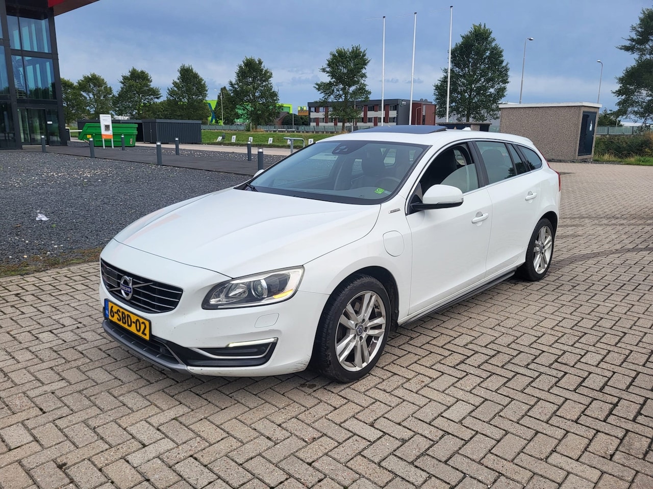 Volvo V60 - 2.4 D6 AWD Plug-In Hybrid Summum 267.000 NAP CLIMA LEER NAVIGATIE CAMERA WIT 2013 - AutoWereld.nl