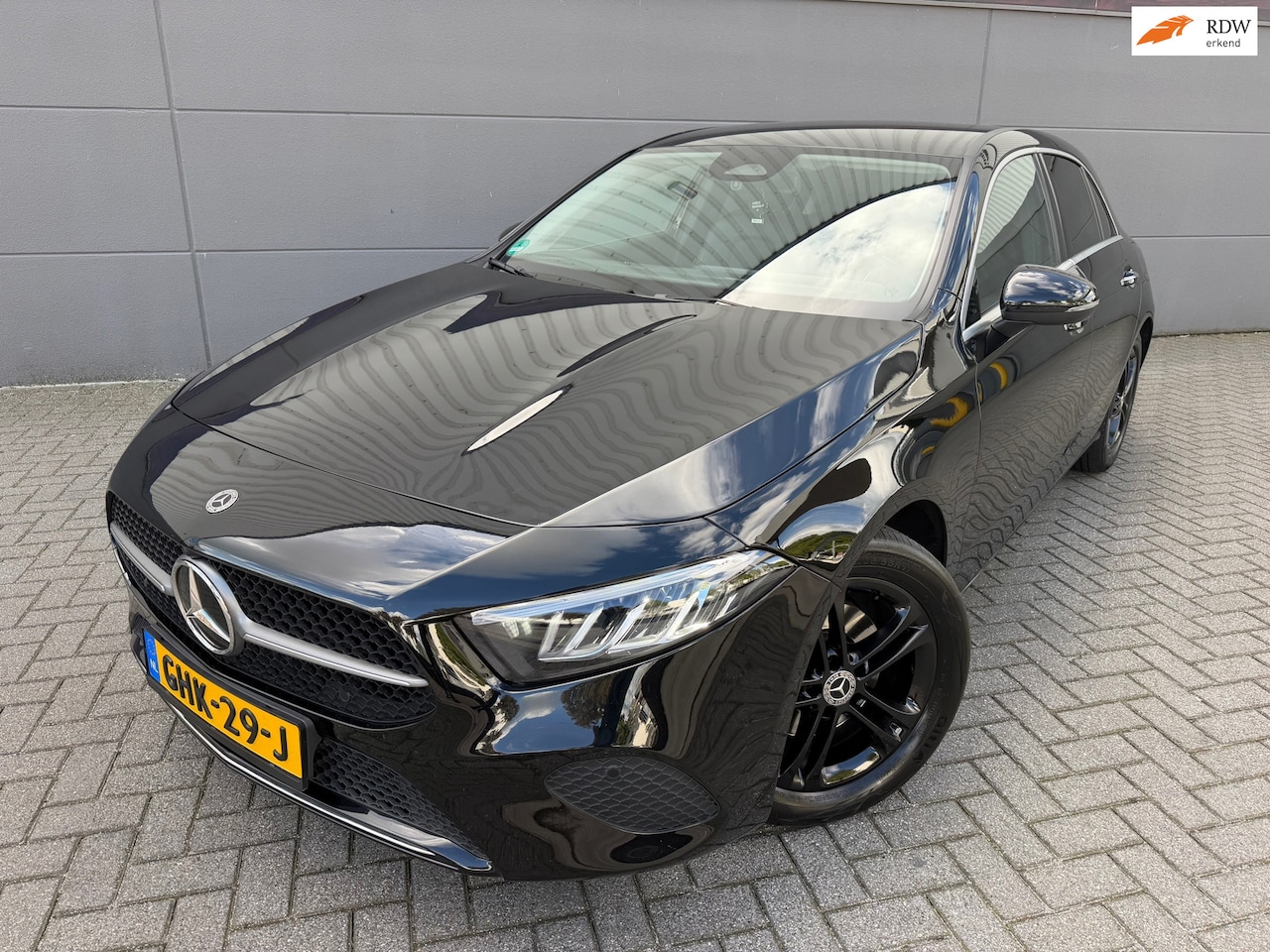 Mercedes-Benz A-klasse - 180 Business Line*1eEigenaar*Sfeerverlichting*CarPlay*Trekhaak*Velgen*NEW-APK*Trekhaak - AutoWereld.nl