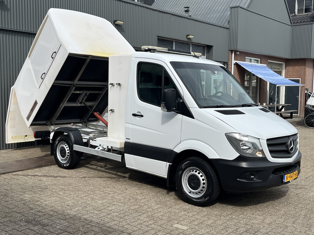 Mercedes-Benz Sprinter - 314 CDI Automaat Veegvuilkipper Kipper Airco Trekhaak 2000kg Telefoonverbinding 3-Persoons - AutoWereld.nl