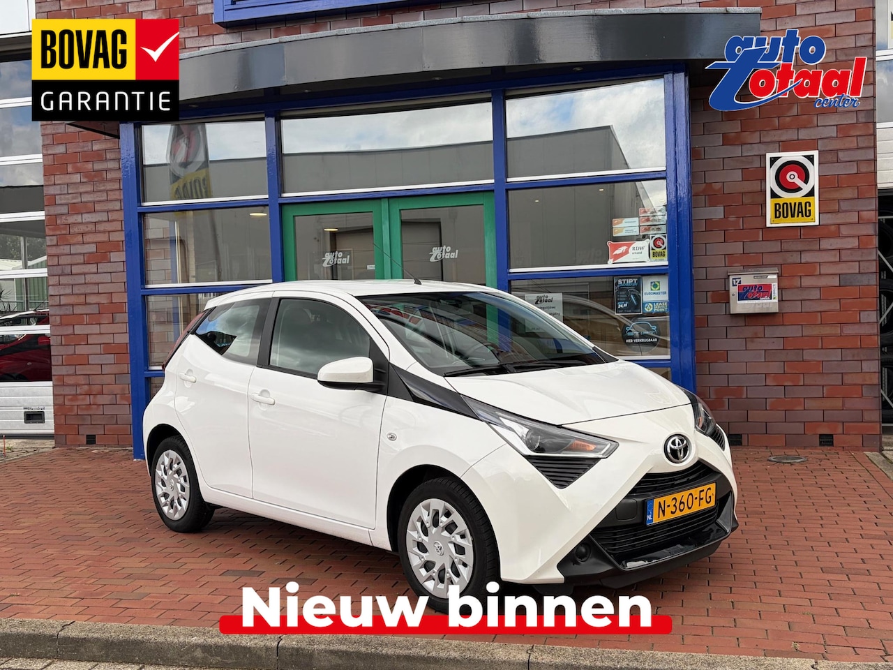 Toyota Aygo - 1.0 VVT-i x-play Navigatie full map/ carplay/android - AutoWereld.nl