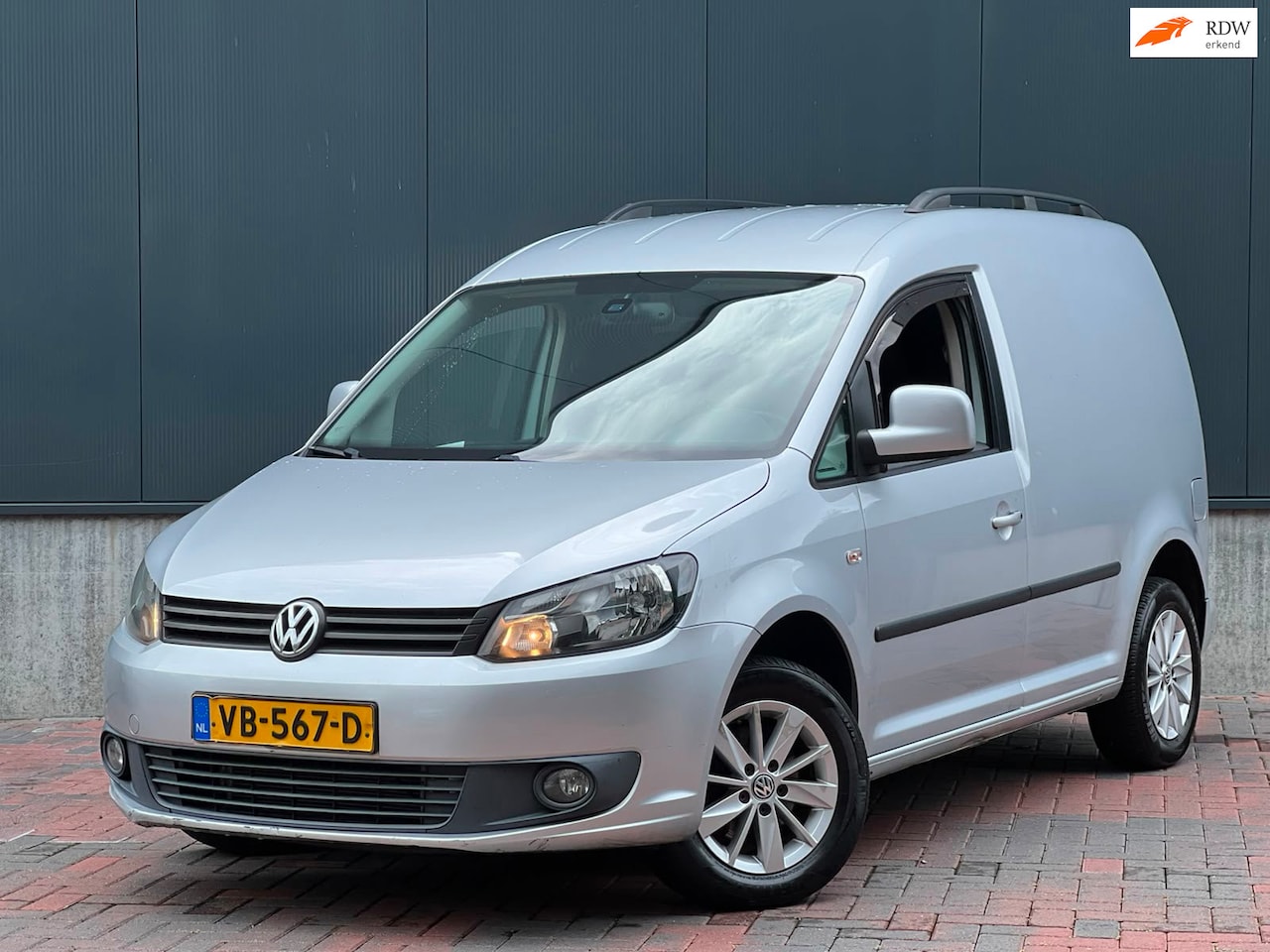 Volkswagen Caddy - 1.6 TDI * Navi * Cruise * Aut * Trekhaak * Leer * PDC * - AutoWereld.nl