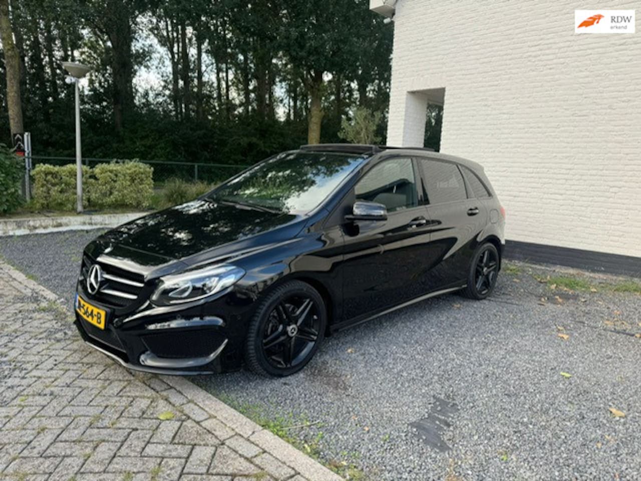 Mercedes-Benz B-klasse - 180 AUTOMAAT PANO AMG NAP NAVI AIRCO - AutoWereld.nl