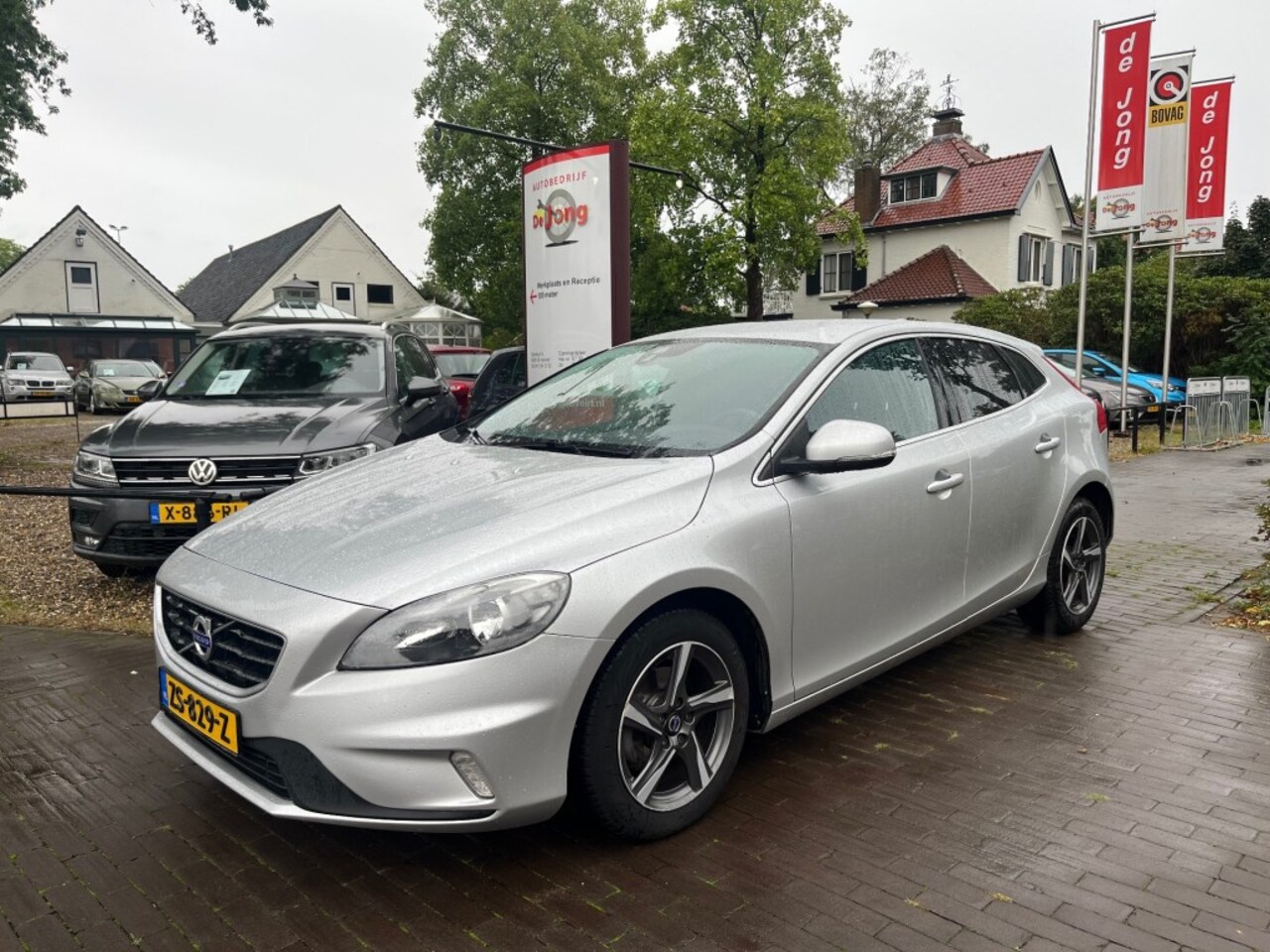 Volvo V40 - 2.0 D2 R-DESIGN / NAVI / CRUISE CTR. / HALF LEDER / AIRCO / PDC / 16'' LM-VELGEN - AutoWereld.nl