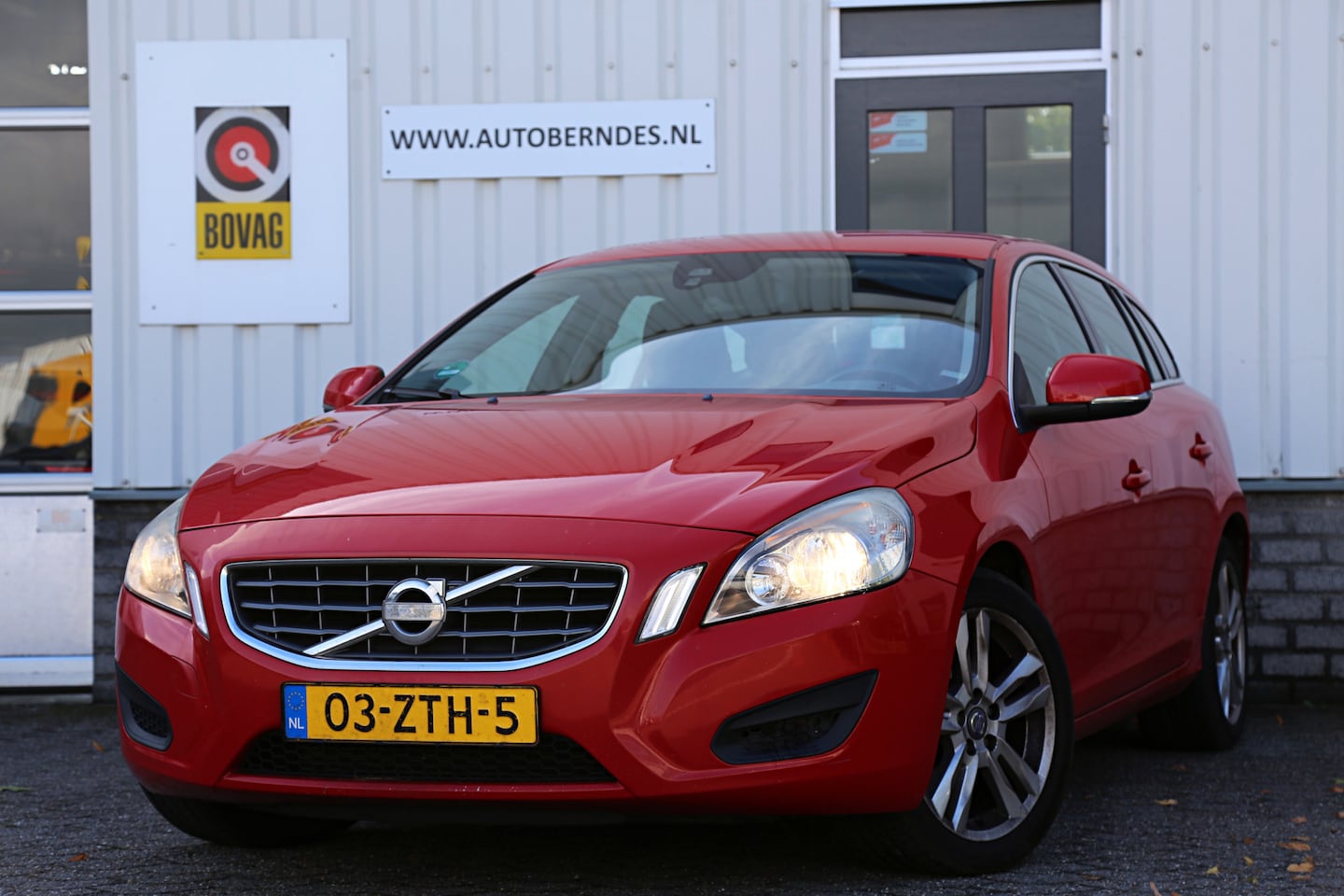 Volvo V60 - 2.0 D4 Momentum 5 Cilinder*Perfect Onderh.*Euro5*Trekhaak/Airco/Cruise-Control/Navi/Parkee - AutoWereld.nl