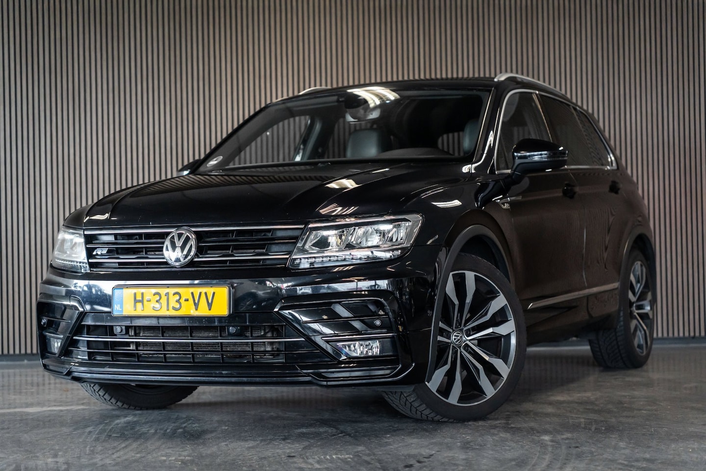 Volkswagen Tiguan - 1.5 TSI ACT Highline Business R | PANO | KEYLESS | CAMERA | - AutoWereld.nl