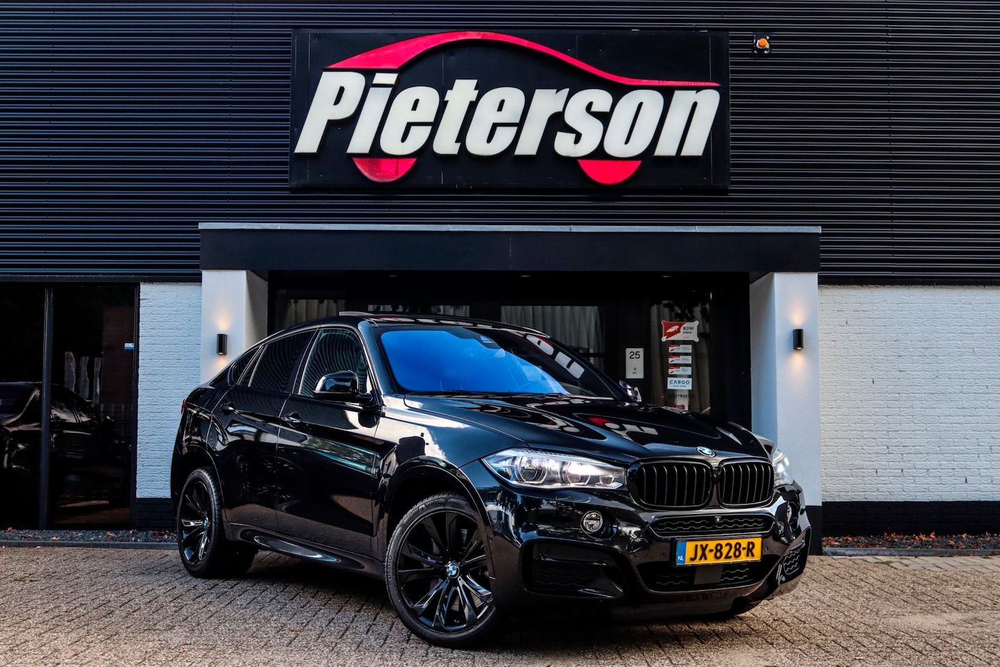 BMW X6 - M50d PANO SOFTCLOSE H&K HUD 360 ACC TREKH ALLE OPTIES - AutoWereld.nl