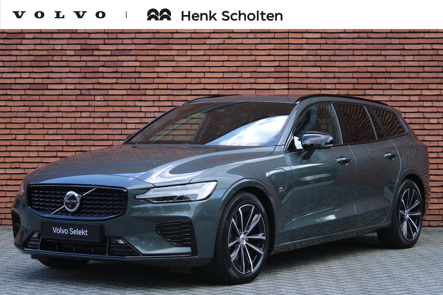 Volvo V60 - T8 Plug-in hybrid AWD Ultra Dark | Panoramadak | Trekhaak | Premium audio by Harman Kardon - AutoWereld.nl