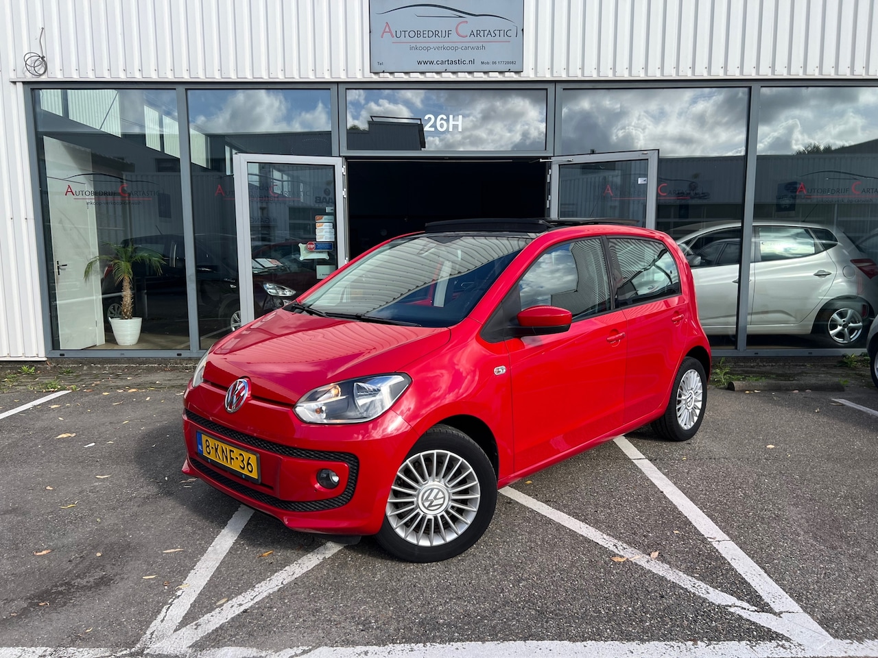 Volkswagen Up! - 1.0 high up! AUTOMAAT | PANO | NAVI | CRUISE | AIRCO | 1e EIGENAAR | DEALER ONDERHOUDEN | - AutoWereld.nl