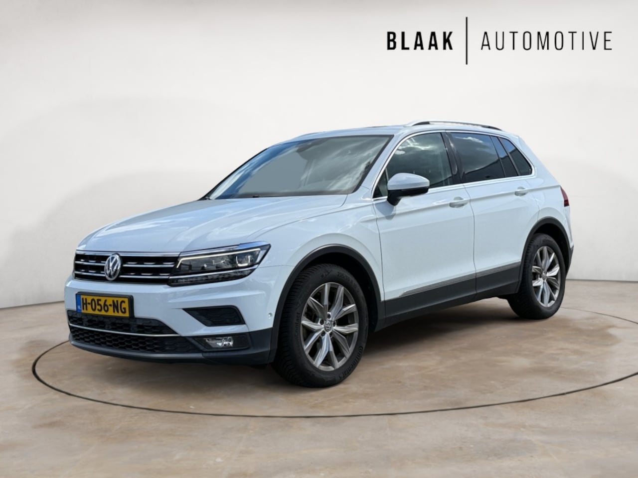 Volkswagen Tiguan - 1.5 TSI ACT Highline Business R Panoramadak | Camera - AutoWereld.nl