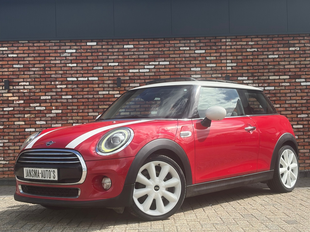 MINI 3-Deurs - 1.5 Cooper Chili Pano Led Nav/Cruise Stoelverw 18 Inch Sportzetels Uitstraling! - AutoWereld.nl