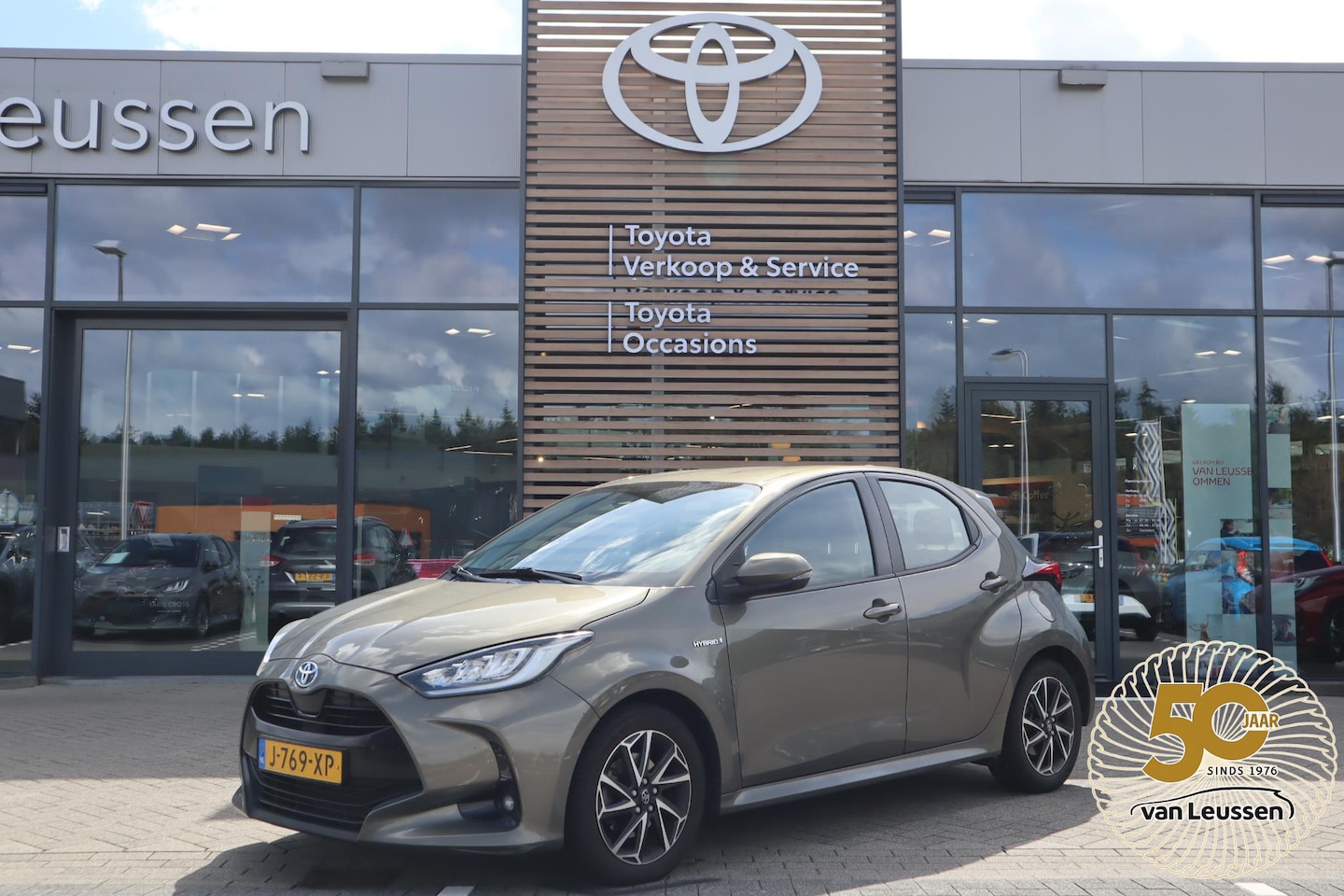 Toyota Yaris - 1.5 HYBRID DYNAMIC LED LMV-16" APPLE/ANDROID KEYLESS NAVI ALL-SEASON DEALER ONDERHOUDEN - AutoWereld.nl