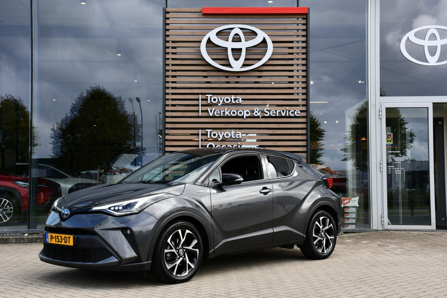Toyota C-HR - 1.8 Hybrid Bi-Tone Limited Automaat 122pk | BSM | Trekhaak | LED-koplampen | Apple Carplay - AutoWereld.nl