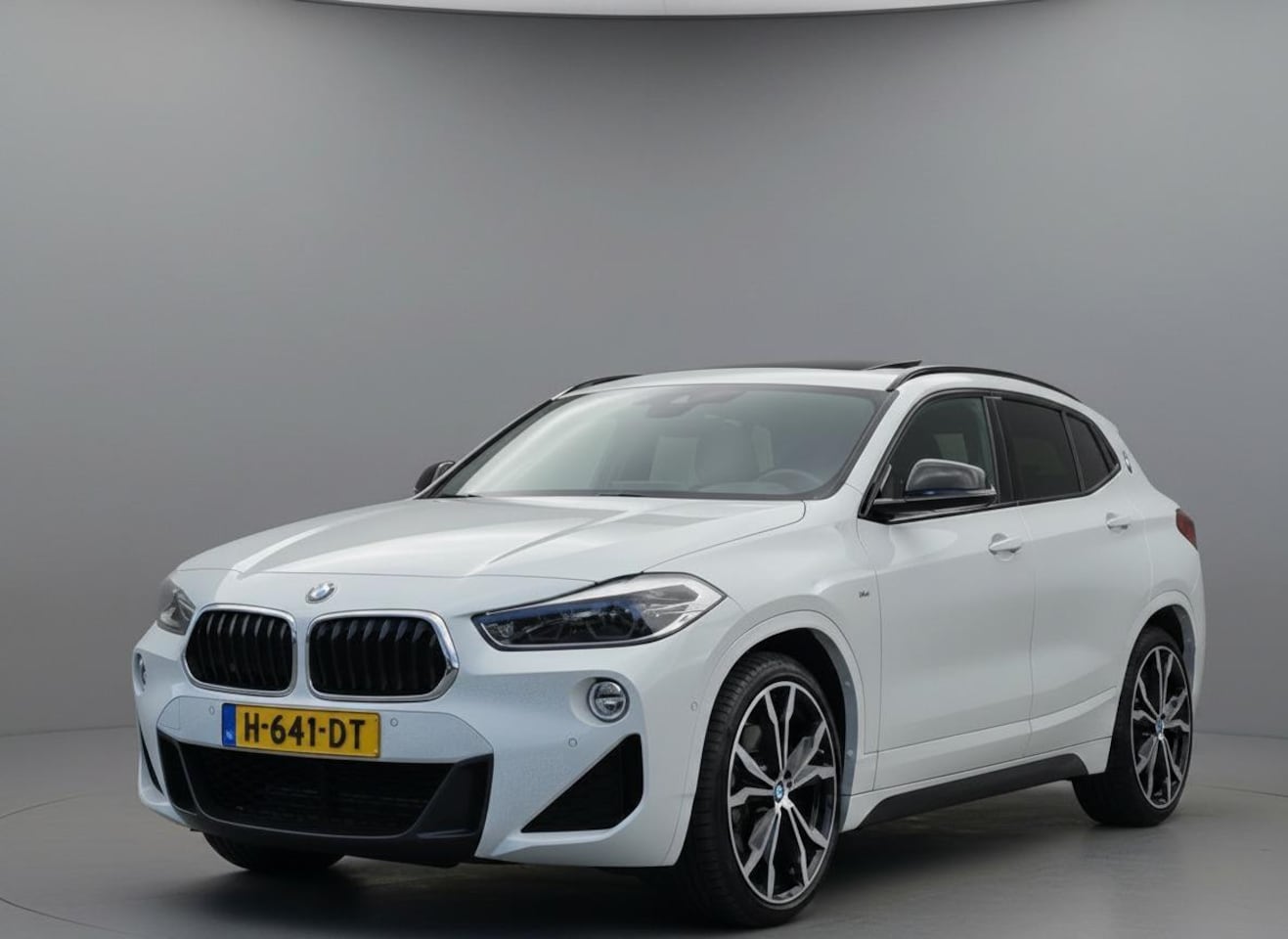 BMW X2 - sDrive20i M-Sport | Pano | Sportstoelen | Trekhaak | Camera - AutoWereld.nl