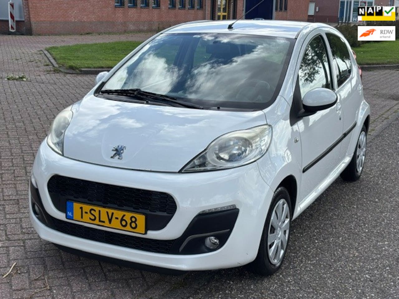 Peugeot 107 - 1.0 Active 5-Drs Airco Electric pakket Audio-CD/MP3 Getint glas Colorpakket ESP ABS Dealer - AutoWereld.nl
