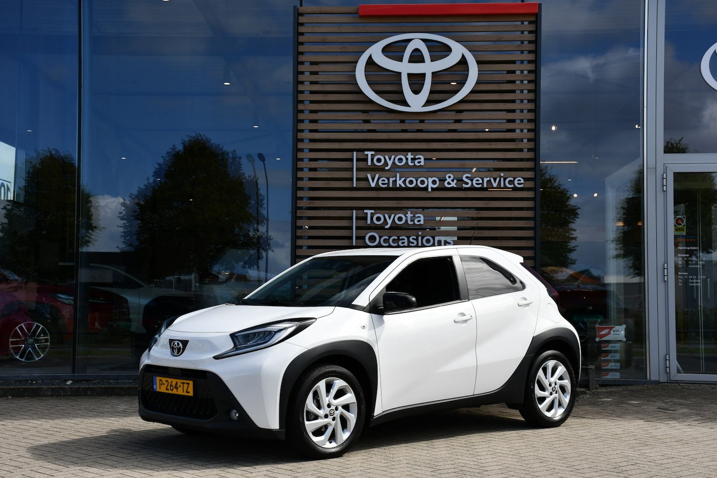 Toyota Aygo X - 1.0 VVT-i MT first Handgeschakeld 72pk | Dealer onderhouden | Achteruitrijcamera | Apple C - AutoWereld.nl