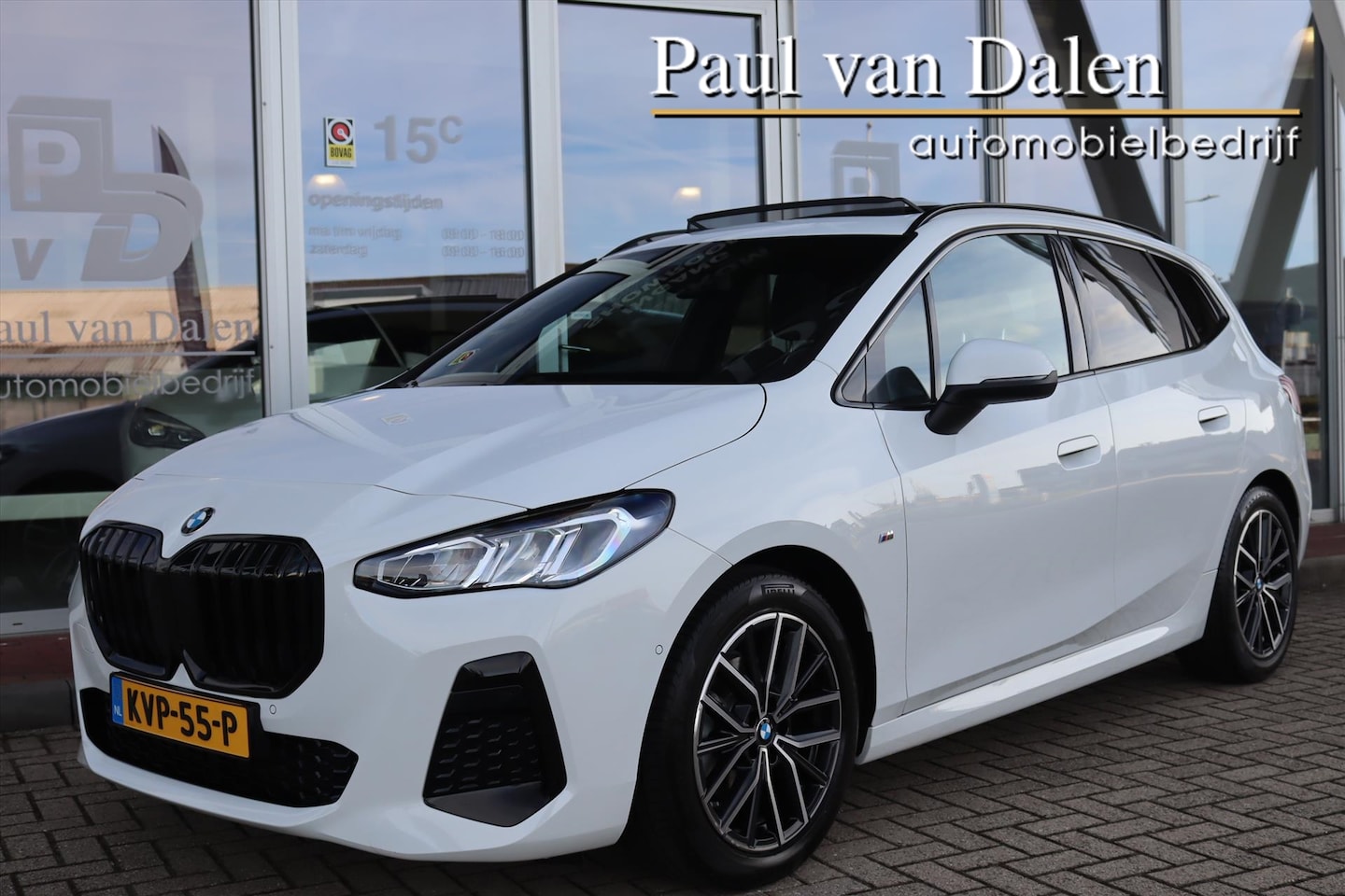 BMW 2-serie Active Tourer - (u06) 220i M-SPORT Shadow Line | Panoramadak | Camera | Stoelverwarming | Sfeerverlichting - AutoWereld.nl
