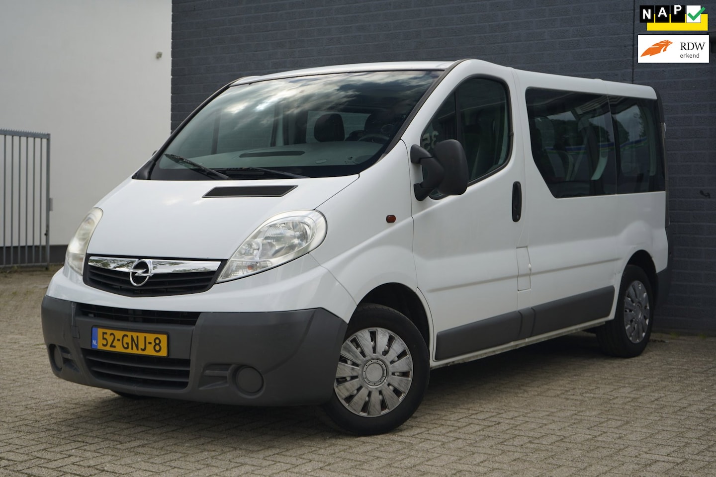 Opel Vivaro Combi - 2.5 CDTI L1 H1 2.5 CDTI L1H1, Personenbus, NAP - AutoWereld.nl