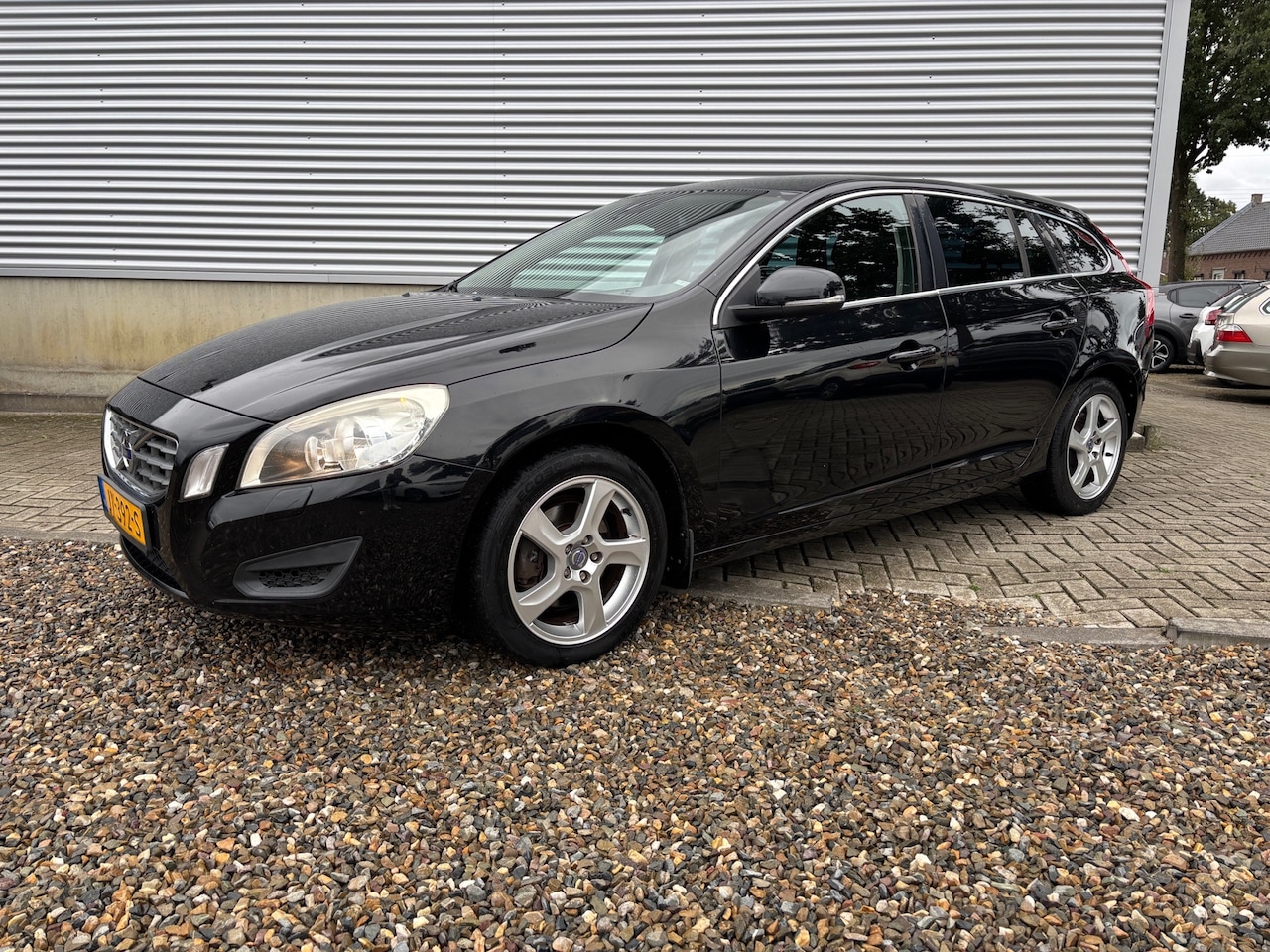 Volvo V60 - 2.0 D3 R-Design [ fm navi,ecc,lmv,cruise ] - AutoWereld.nl