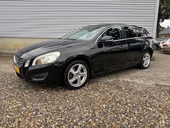 Volvo V60 - 2.0 D3 R-Design [ fm navi, ecc, lmv, cruise ]