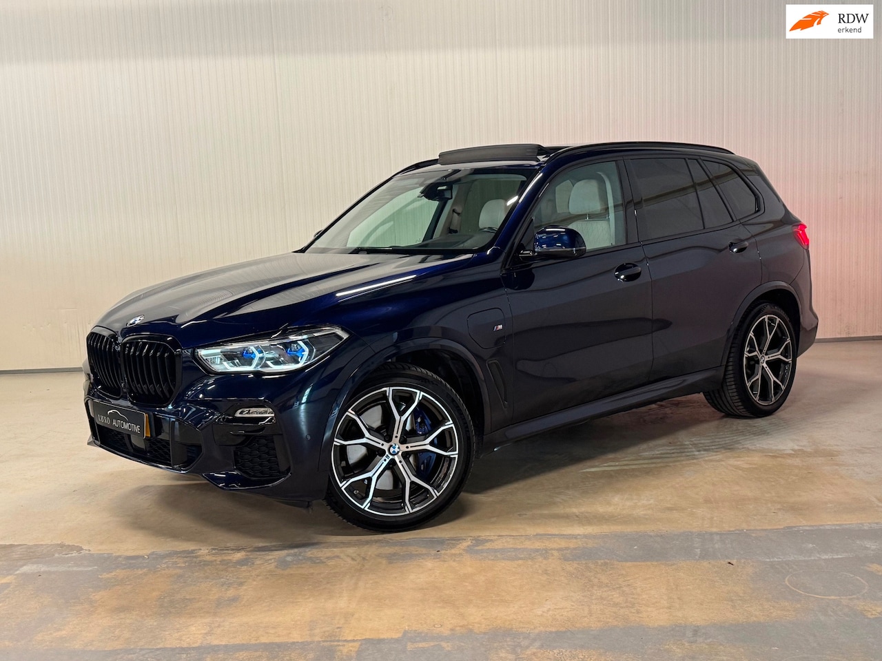 BMW X5 - XDrive45e High Executive | M-SPORT | PANO | BOWERS & WILKINS | LASER | ALCANTARA HEMEL - AutoWereld.nl