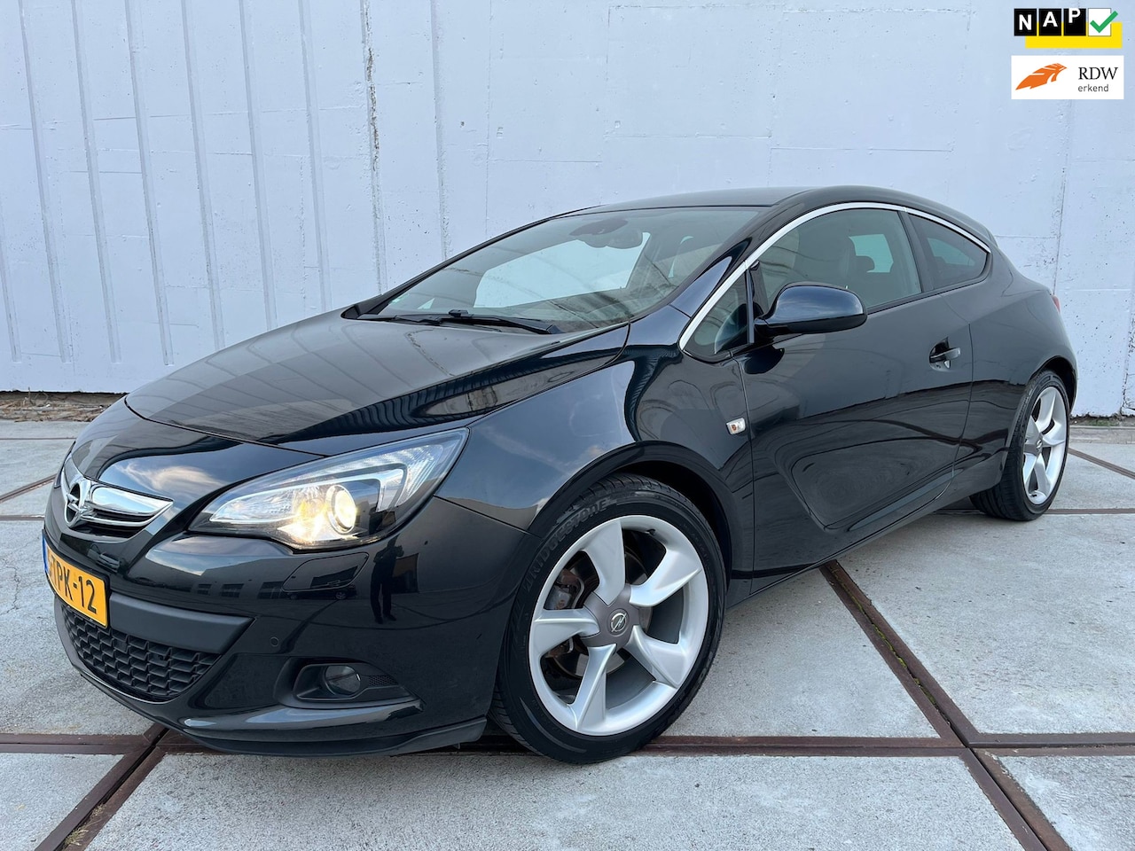 Opel Astra GTC - 1.6 Turbo 200 pk Sport | NAP | clima | navi | sensoren | sportstoelen | 19"velgen | ledere - AutoWereld.nl
