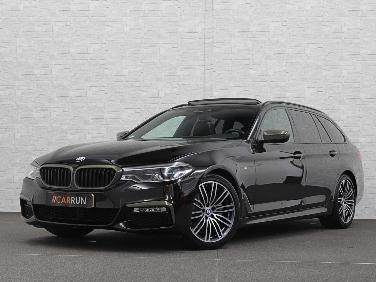 BMW 5-serie Touring - 520i M-Sport Volledig Individual | Nappa | Comfortseats | Panodak | Trekhaak 2000kg | Adap - AutoWereld.nl
