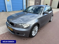 BMW 1-serie - 116i Corporate bj. 2009 met koude airco en nwe APK Rijdt en schakelt prima. Olielampje bra