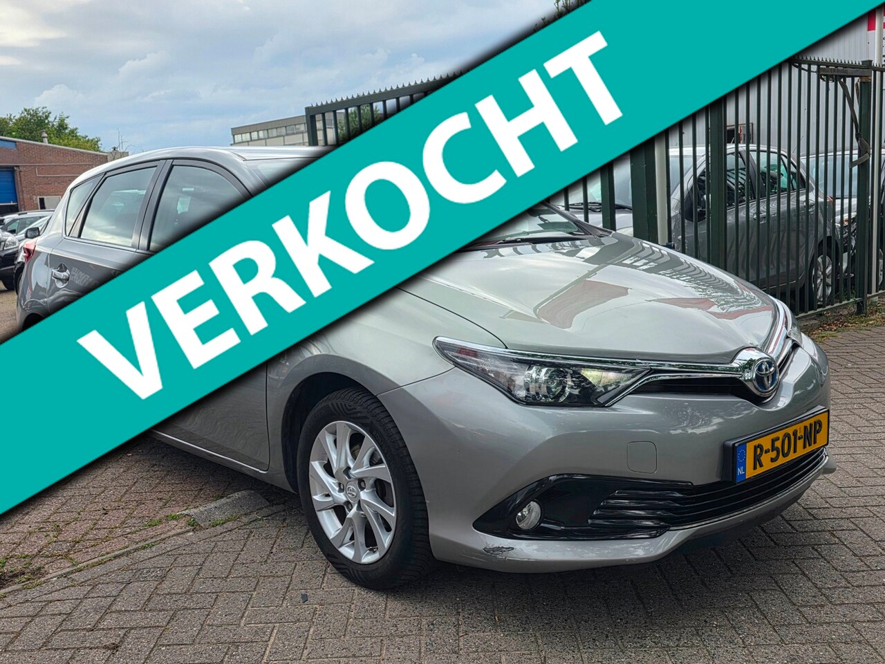 Toyota Auris - 1.8 Hybrid Aspiration Navigatie achteruit camera cruis control trekhaak airco - AutoWereld.nl